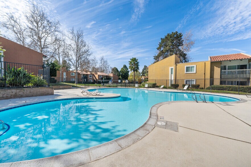 Building Photo - 17141 W Bernardo Dr