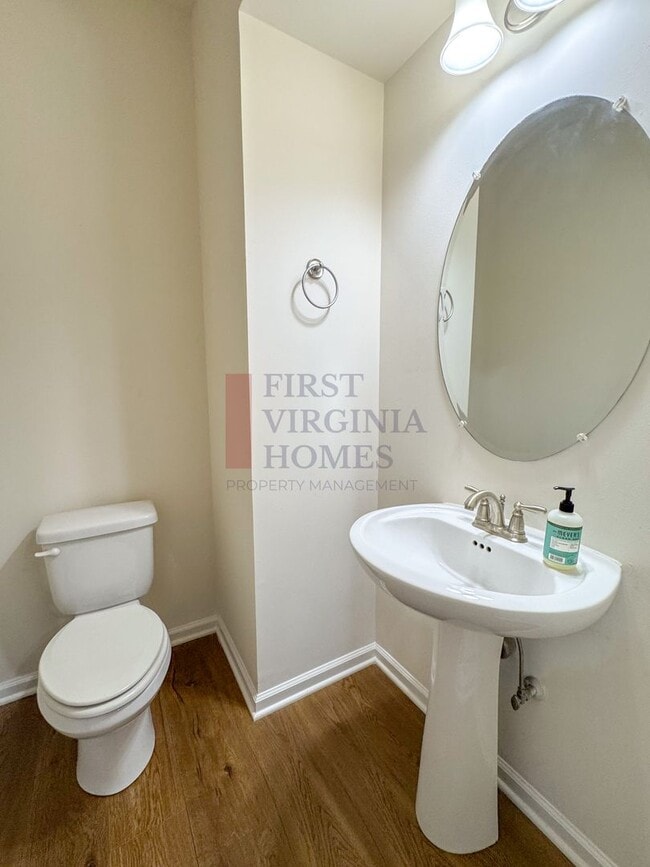 Building Photo - Two story townhouse w/ 3 bedrooms,2.5 baths