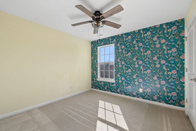 Building Photo - Charming and move-in ready 3-bedroom, 2.5-bath home