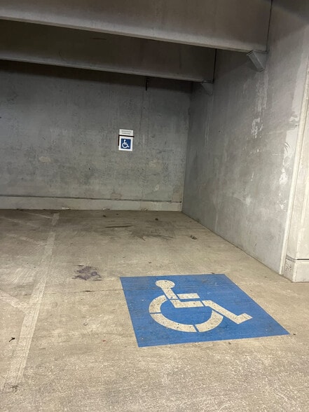 Building Photo - 9127 Research Blvd