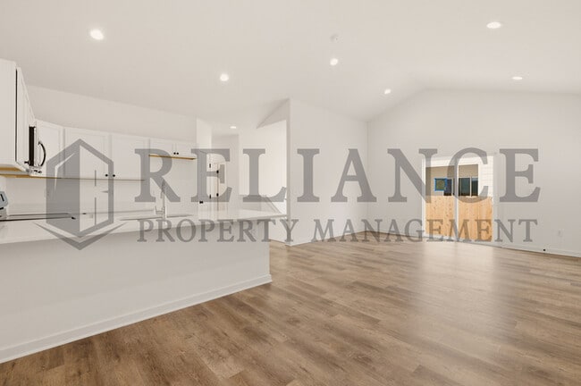 Building Photo - 5249 N Pinecrest Ct