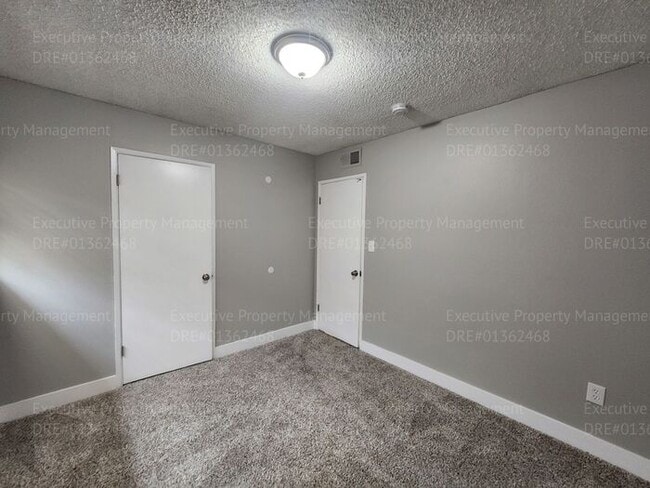 Building Photo - 4 bedroom 2 bath great location.