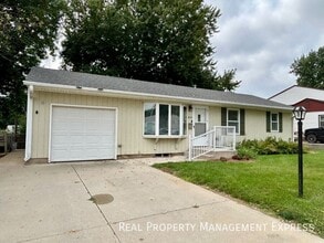 Building Photo - Modern 2 Bedroom + Den, 2 Bath House