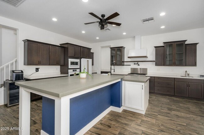 Building Photo - 1221 E Paseo Way