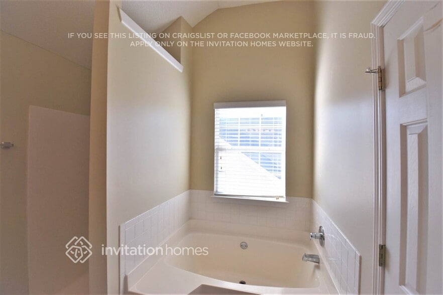 Building Photo - 3563 Creekview Dr