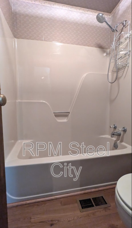 Building Photo - 512-512 1/2 W 10th St