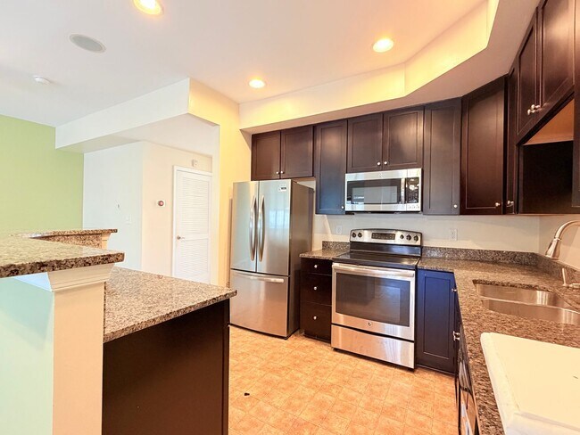 Building Photo - 3 Bedroom Townhome Riverwalk Townes