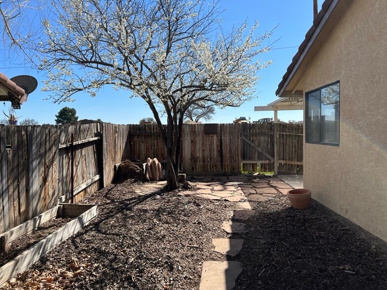 Side yard - 212 Oak Meadow Ln