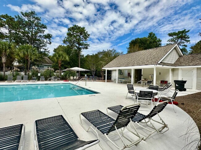 Building Photo - Bright and Airy Three Bedroom Home in Lake...