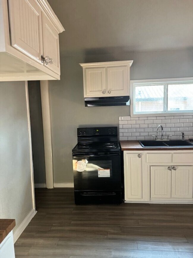 Building Photo - 2 BR 1 BA House for RENT