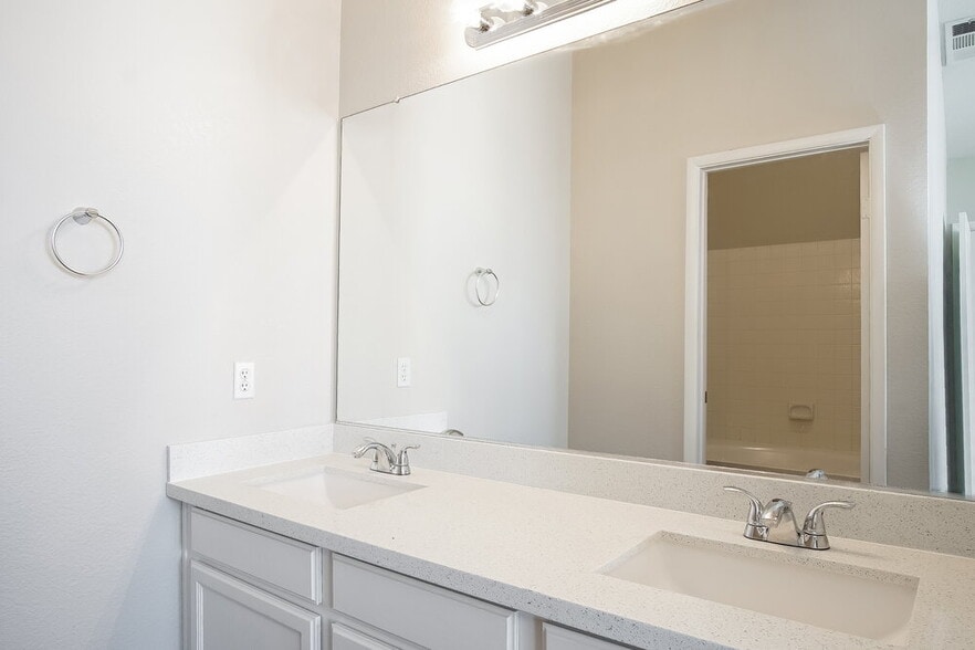 Building Photo - 7212 Single Pine Dr