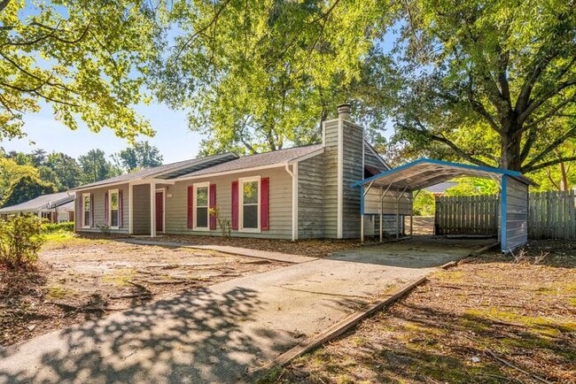 Building Photo - SW, Large Ranch home, Vaulted Ceilings, Fire Place, Fenced Yard!