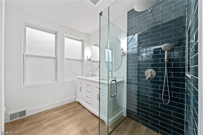 Building Photo - 1422 W 77th St