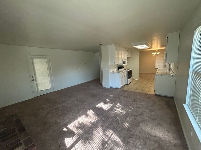 Building Photo - Spacious Halfplex