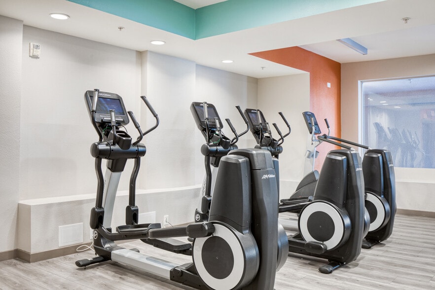 Building Photo - 10985 Bluffside Dr