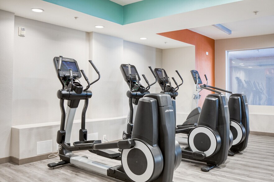 Building Photo - 10987 Bluffside Dr