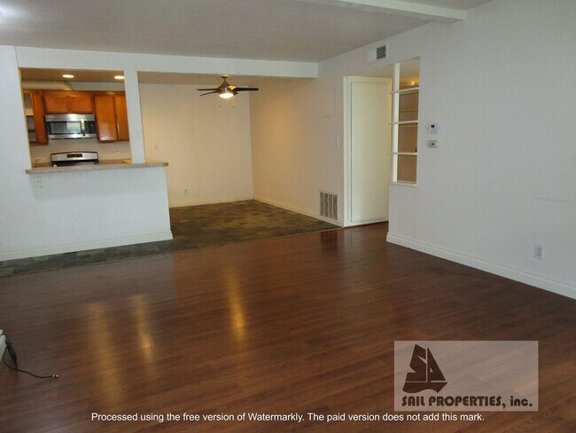 Building Photo - 2 Bedroom Condo for Lease in Desirable Long Beach Community