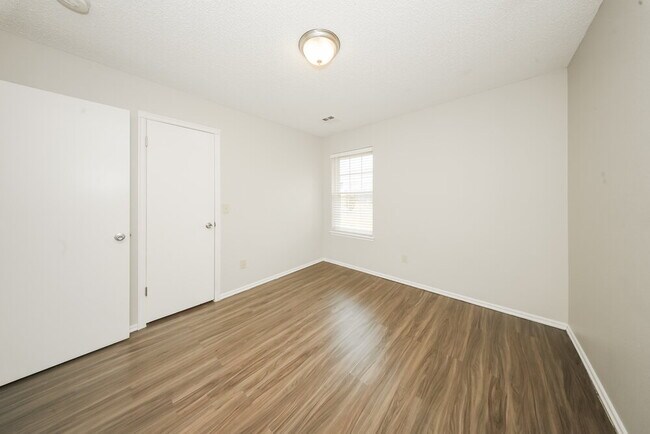 Building Photo - 5421 Sudbury Ln