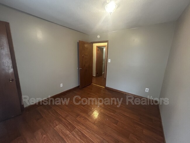 Building Photo - 109 McLin St