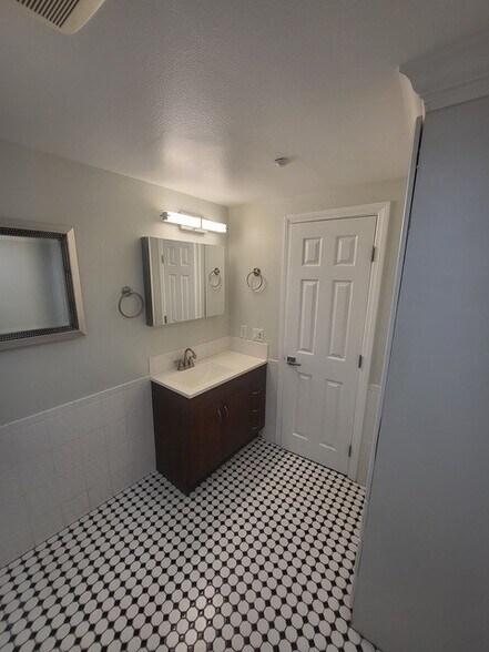 Building Photo - 3914 W Victory Blvd