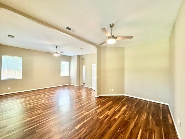 Building Photo - Stunning 3-bedroom 3-bathroom home in Yank...