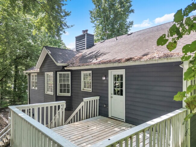 Building Photo - 608 Wood Ridge Dr