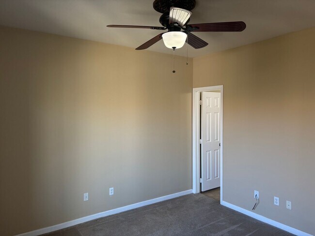 Building Photo - 4 bed/4 bath condo located minutes from UNR