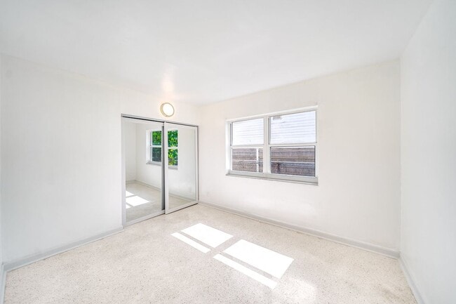 Building Photo - 209 SW 18th Ave