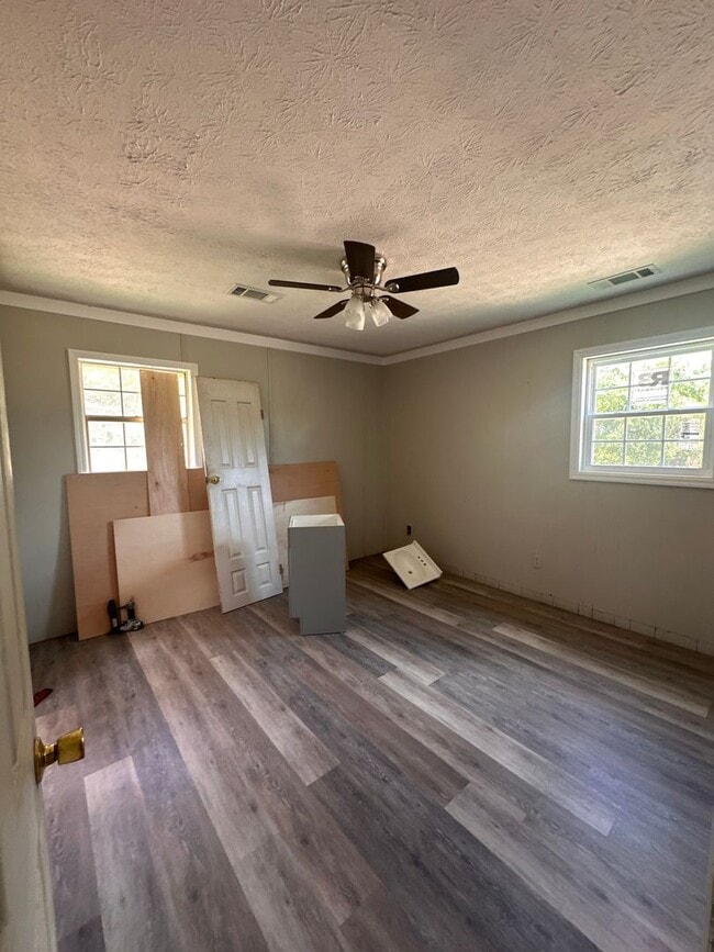 Building Photo - 140 Lake Dr