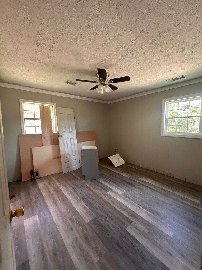 Building Photo - 4 Bed 2 Bath House - Under Renovations