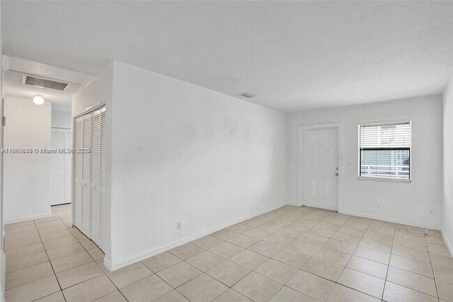 Building Photo - 1200 W 31st St