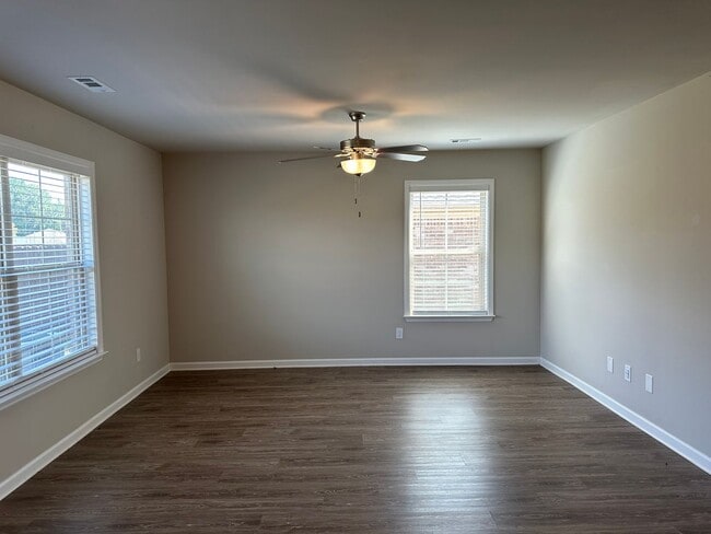 Building Photo - 1/2 off first full month rent move in special