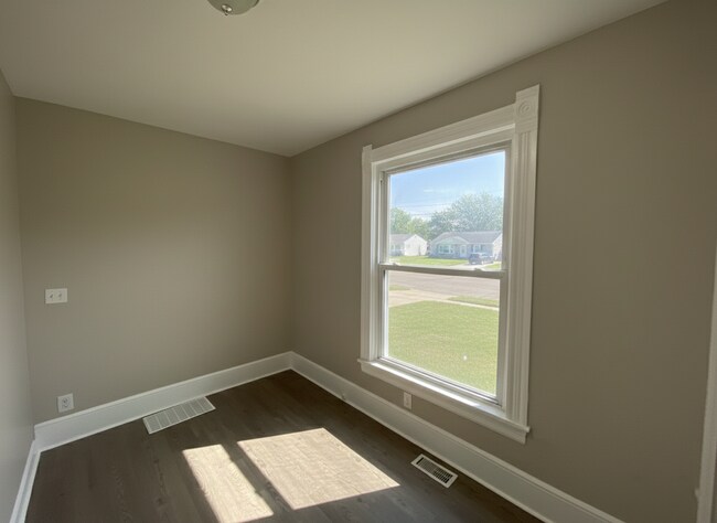 Building Photo - 1155 W 9th St