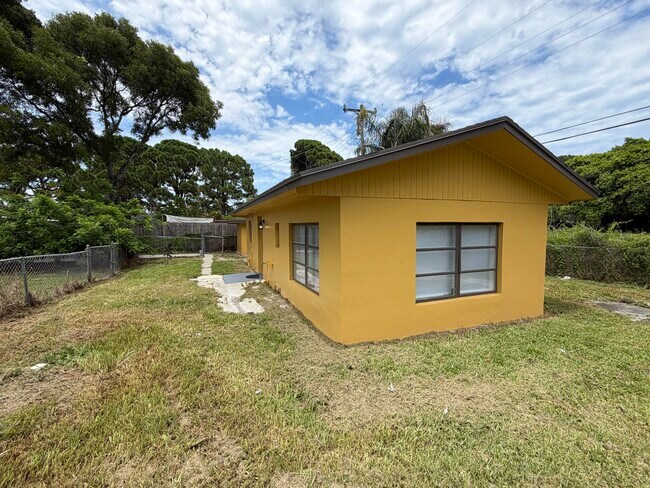 Building Photo - 2320 Sunrise Dr