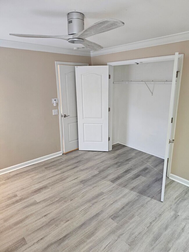 Building Photo - Wonderfully Remodeled Tri Level 3BR/2BTH Soulard Townhouse