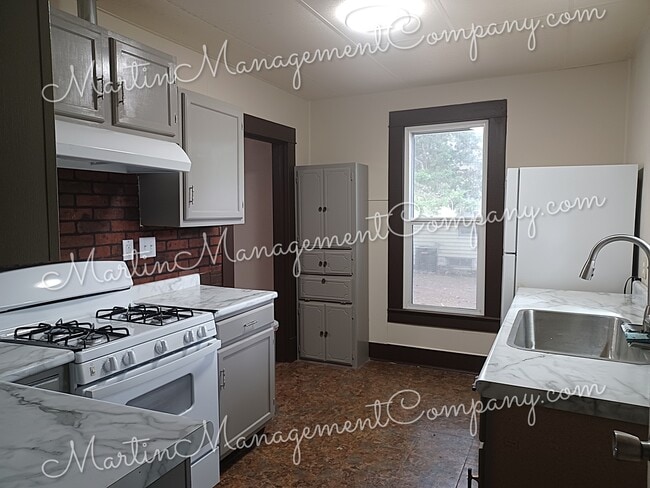 Building Photo - 1617 S Barrett Ave