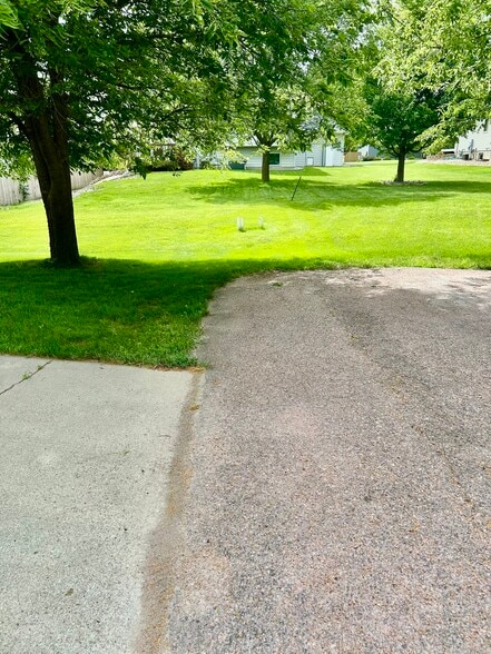 Parking-dead end-cul-de-sac - 205 S West Ave