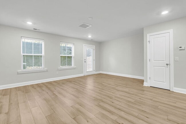 Building Photo - Gorgeous 3-Story Townhome in Park Circle | 3BR + Flex Space + Garage