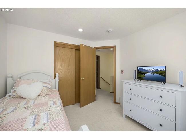 Building Photo - Stunning 4 Bedroom Home in Bethany!