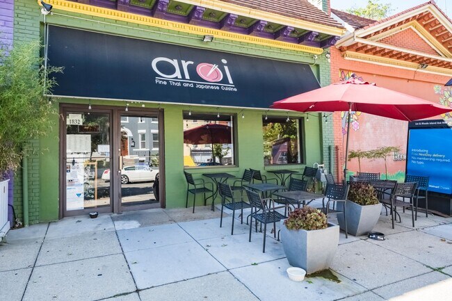 Building Photo - 3 Bed 2.5 Bath - Bloomingdale Condo - 1 Assigned Parking Space