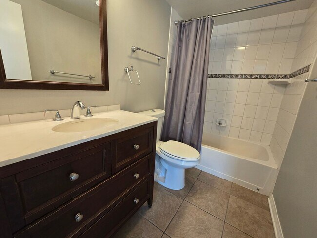 Building Photo - 6 bed house on Tipton Available!