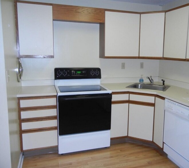 Building Photo - 104 Oakwood Ave