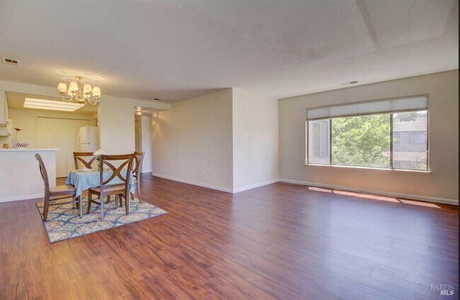 Building Photo - 22 Lakeview Ct