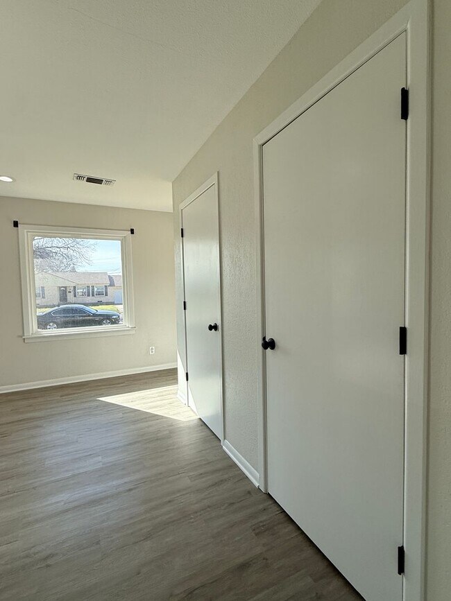 Building Photo - Bright & Clean 3 Bedroom 2 Bath