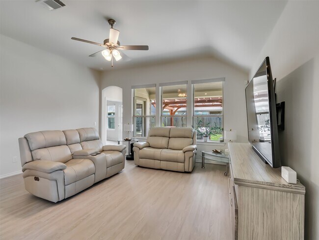 Building Photo - 27997 Lone Hollow Ln