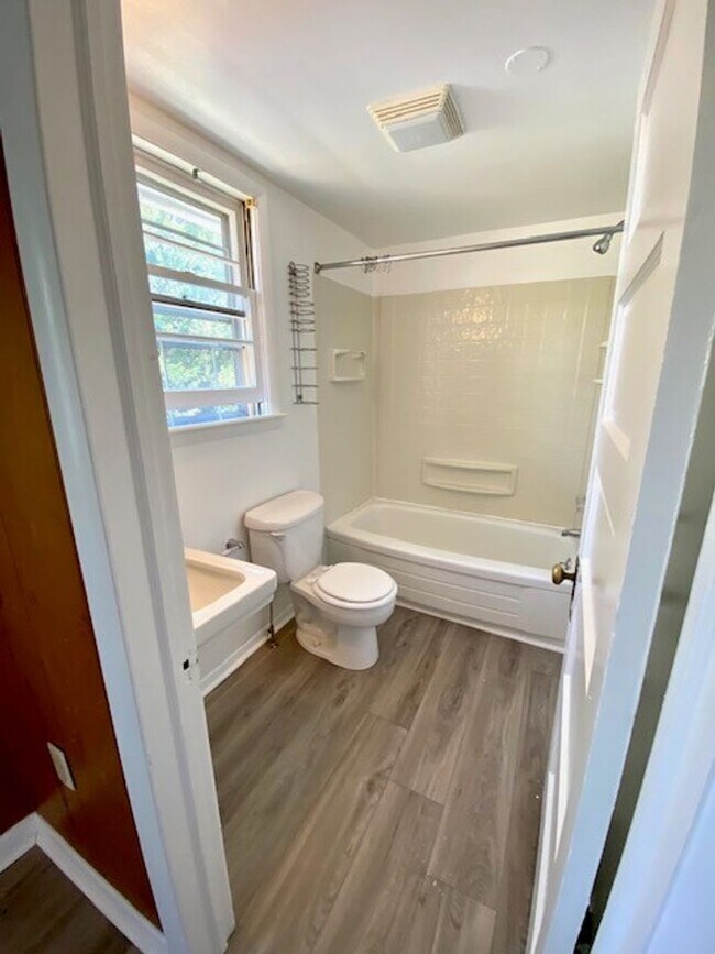 Building Photo - 746 Summit Ave