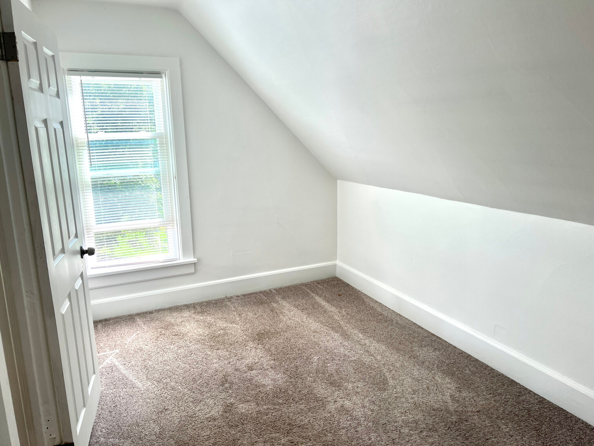 Building Photo - 27 Reed St