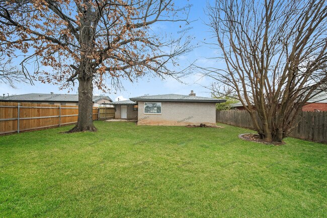 Building Photo - 709 N Dallas Ave