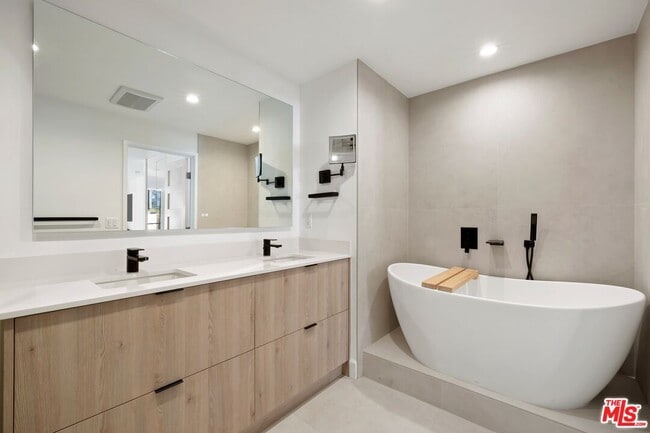 Building Photo - 1100 Alta Loma Rd