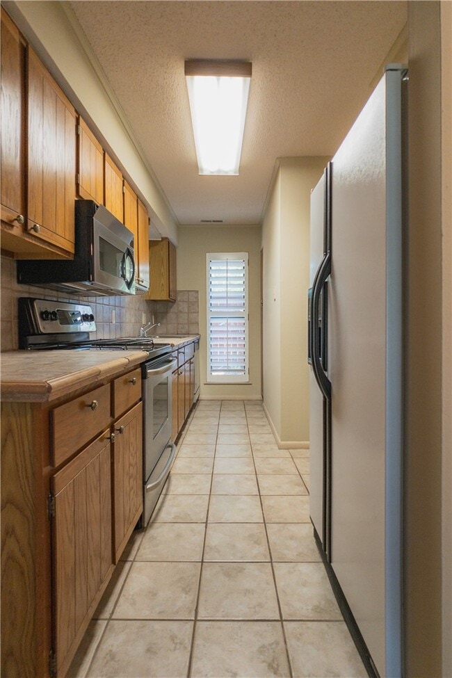 Building Photo - 2538 E Sweetbriar Dr